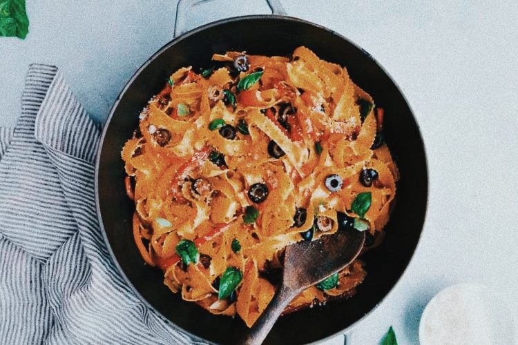 La pasta konjac es un sustituto de la pasta que no engorda. Hecha con fibra, aporta poquísimas calorias por ración. Recetas de pasta konjac.