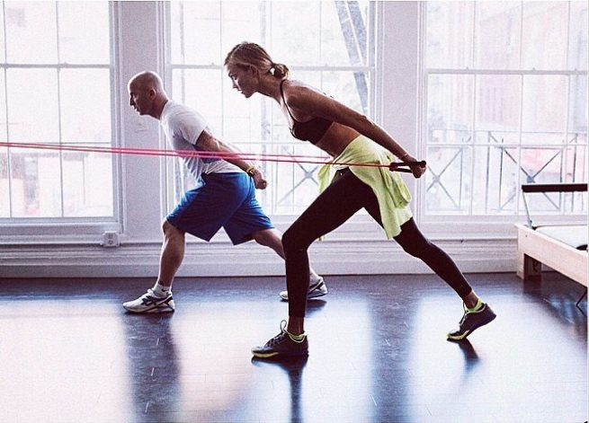 Las modelos de Victoria's Secret necesitan entrenamiento diario. Su entrenador Justin Gelband recomienda yoga, pilates, ballet y boxeo.