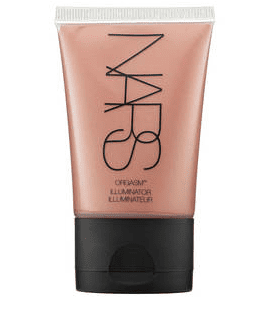 Truco de belleza para piel luminosa con maquillaje de Huda Kattan. Producto iluminador dorado Huda Beauty Aphrodite.