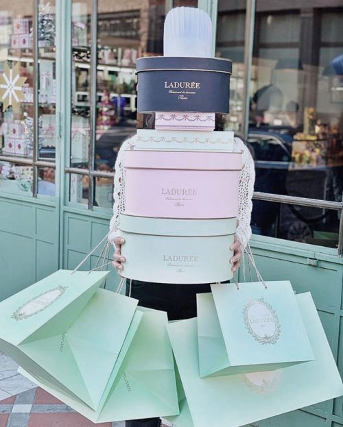 Una buena lista de regalos para mujer que hacen ilusión: Chalotte Tilbury, Dyson, GHD, Huda Beauty, &OtherStories, Galaxy Watch Samsung