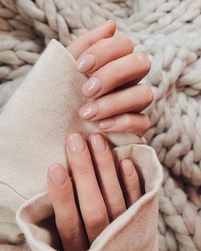 Manicura de uñas nude: elegante, versátil y práctica. Tono de esmalte de uñas color nude según color de piel: clara, media, oliva.