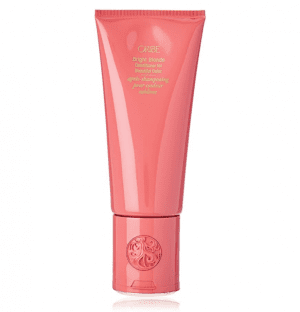 Las mujeres con pelo rubio necesitan un champú azul o morado para matizar el color amarillo pollo. Oribe Bright Blonde Acondicionador