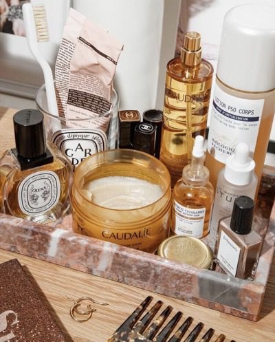 Mis pasos en el cuidado facial de día. Tónico, sérum, crema hidratante, limpiador, productos de belleza, ácido hialurónico, antioxidante