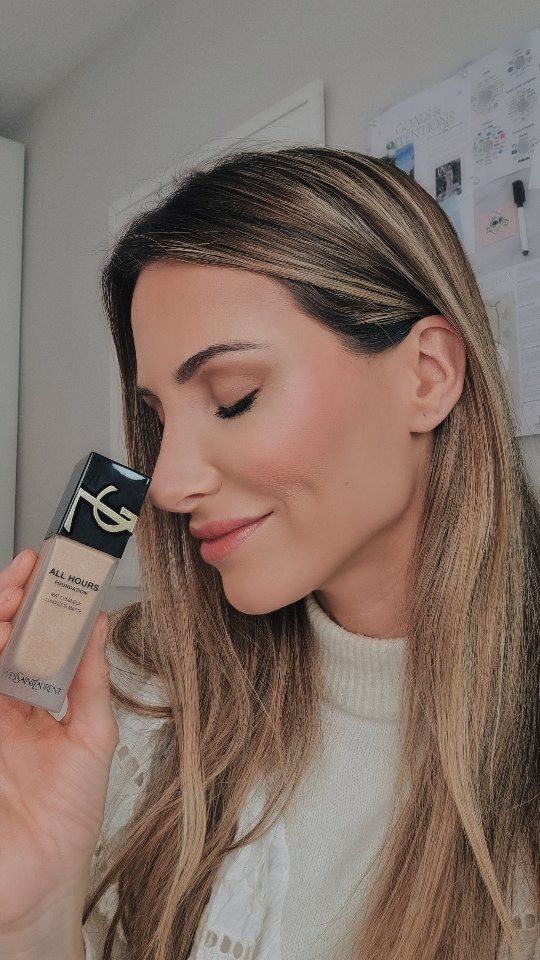 Base de maquillaje YSL All Hours Foundation. Opiniones: producto de maquillaje de cobertura total, acabado mate luminoso, larga duración.