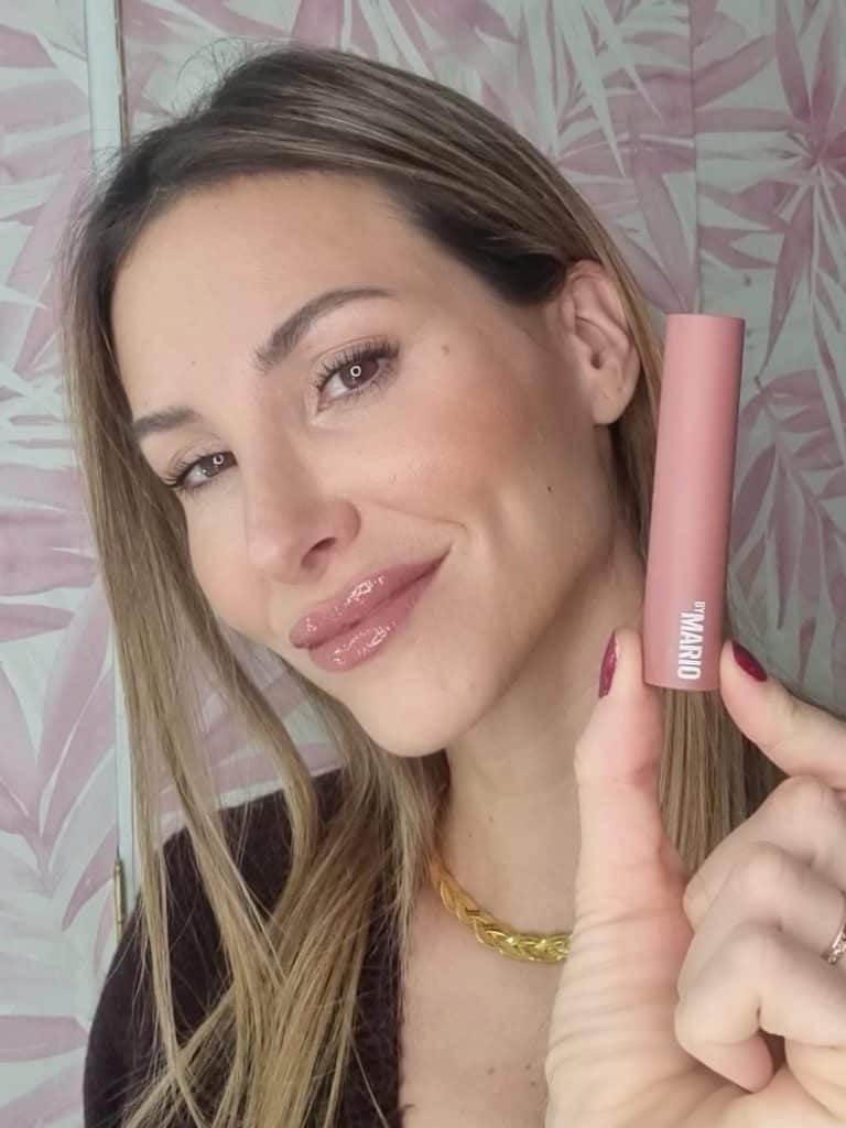 Mi review del bálsamo labial Moistureglow de Makeup by Mario. Nutre tus labios con hermosos tonos y deja un impresionante brillo de espejo.